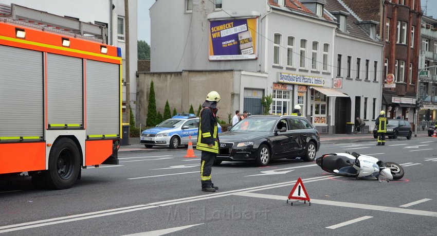 VU Roller PKW Koeln Bayenthal Bonnerstr P13.JPG